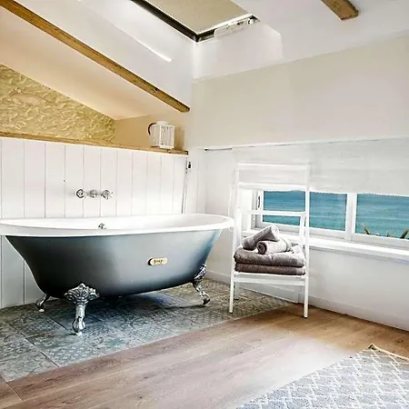 Hotel The House & 3*